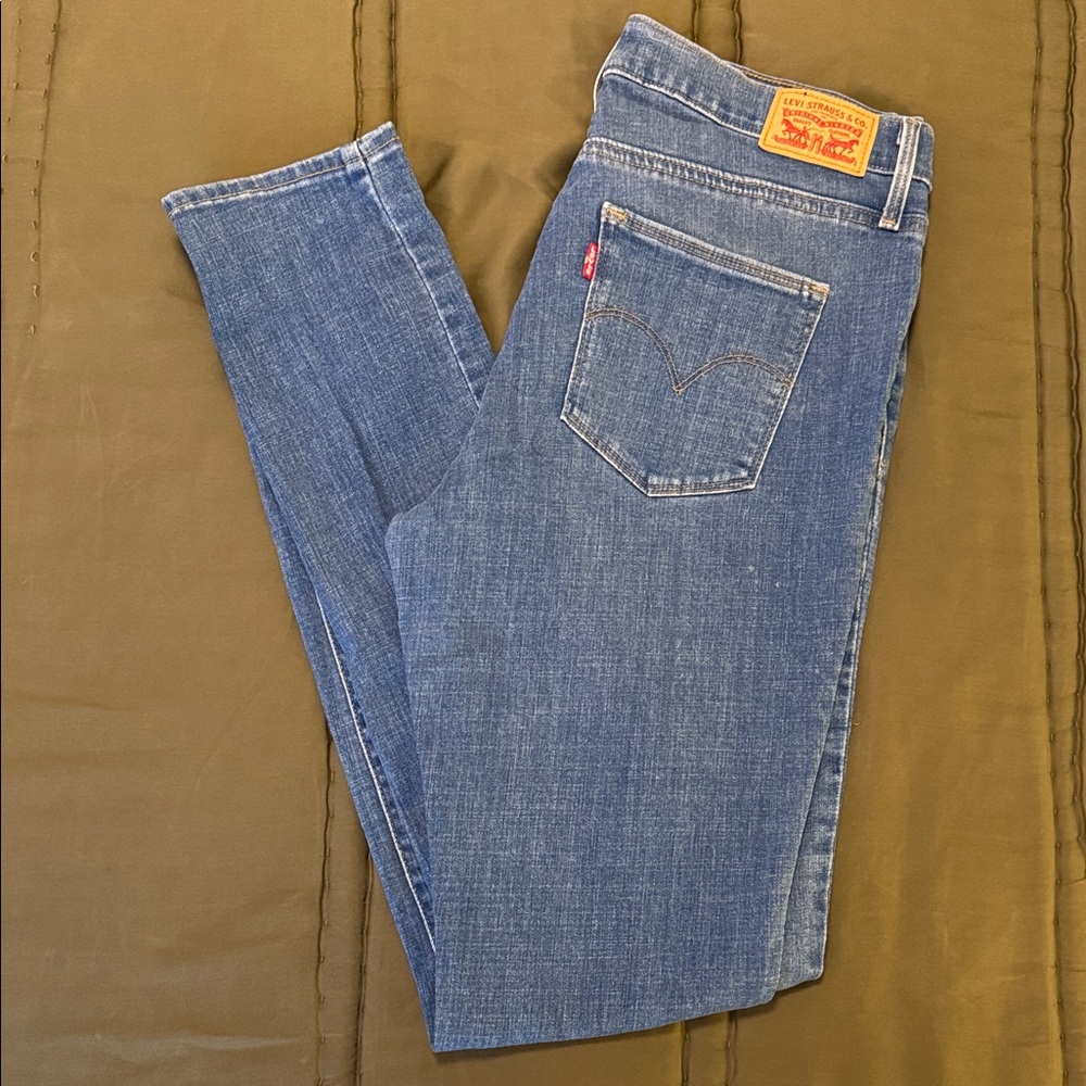 Levi's Women's Skinny Jeans in Medium Blue Wash